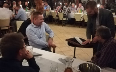 Iluzjonista na imprezie świątecznej – jak przygotować magiczny finał roku dla pracowników?