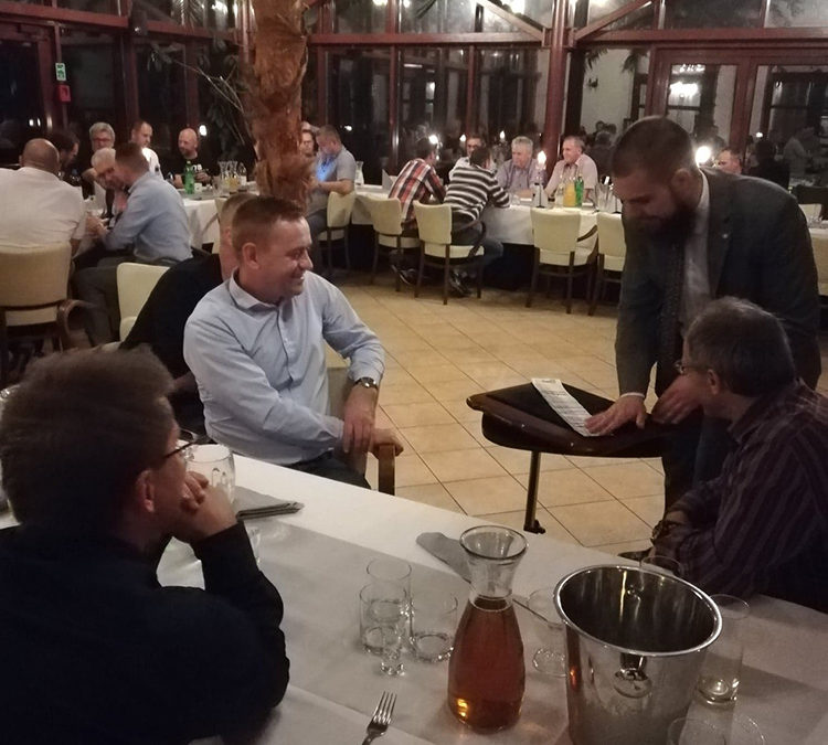 Iluzjonista na imprezie świątecznej – jak przygotować magiczny finał roku dla pracowników?